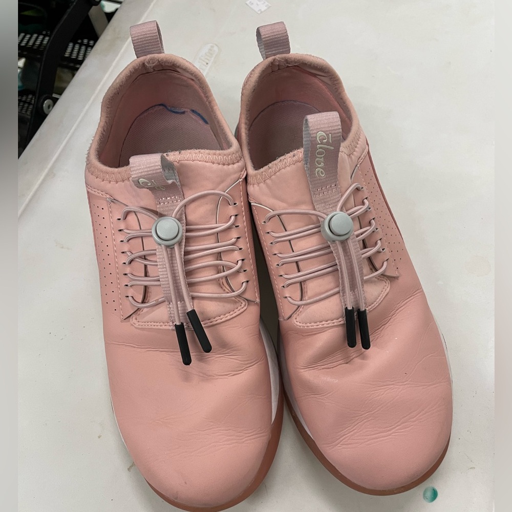 Women’s clove shoes